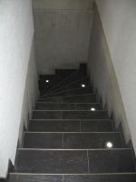 Treppe mit eingebauten LED-Lampen